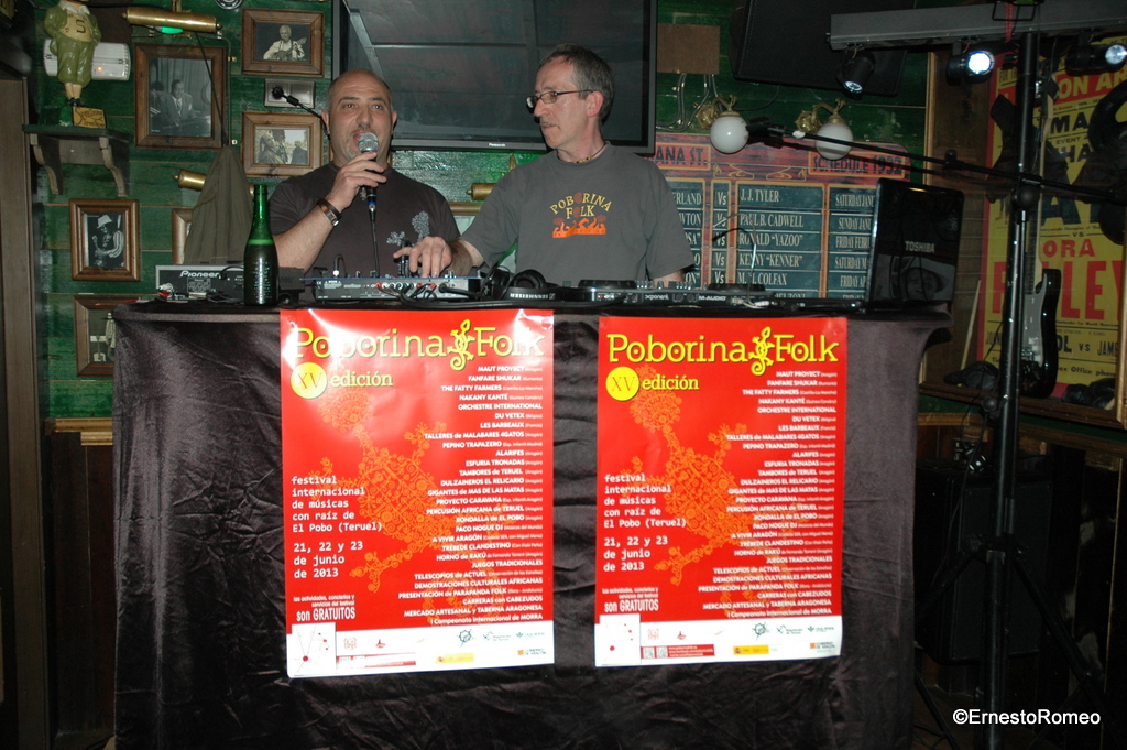 Juan Pablo y DJ Paco Nogue presentando el XV Poborina Folk en el Pub Sotano (Teruel)